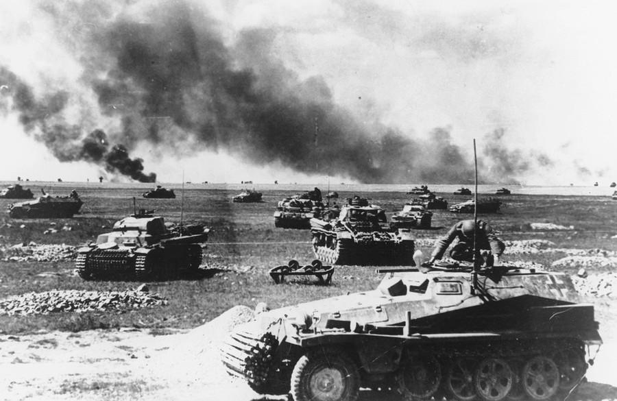 An Sd.Kfz-250 half-track in front of German tank units during the first weeks of Operation Barbarossa